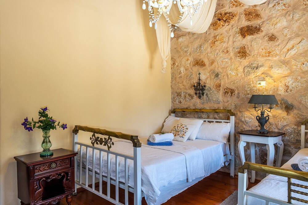 Private stone villa .Pool and magical mountain view to the White mountains. in Chania und Umgebung