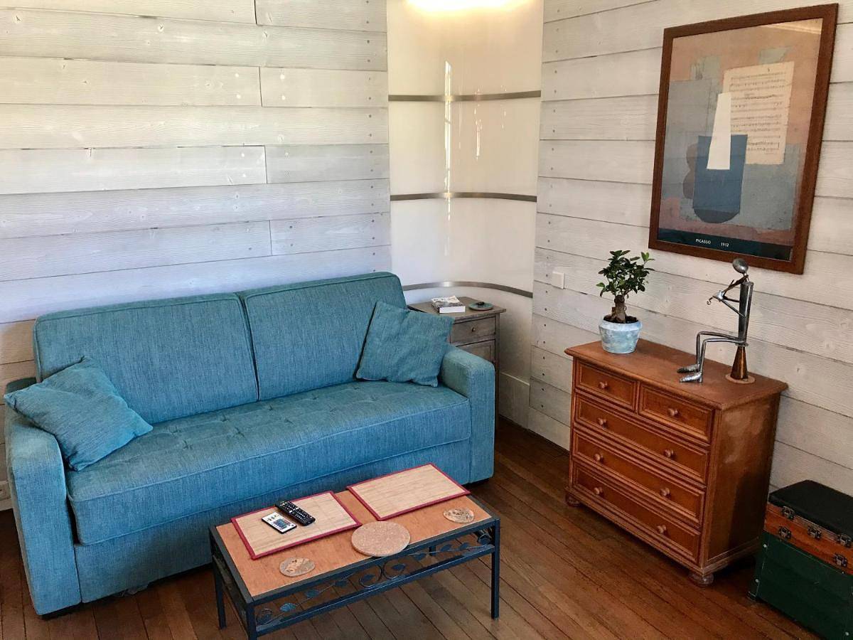 Appartement entier, Studio lumineux avec petite terrasse in Viroflay, Yvelines