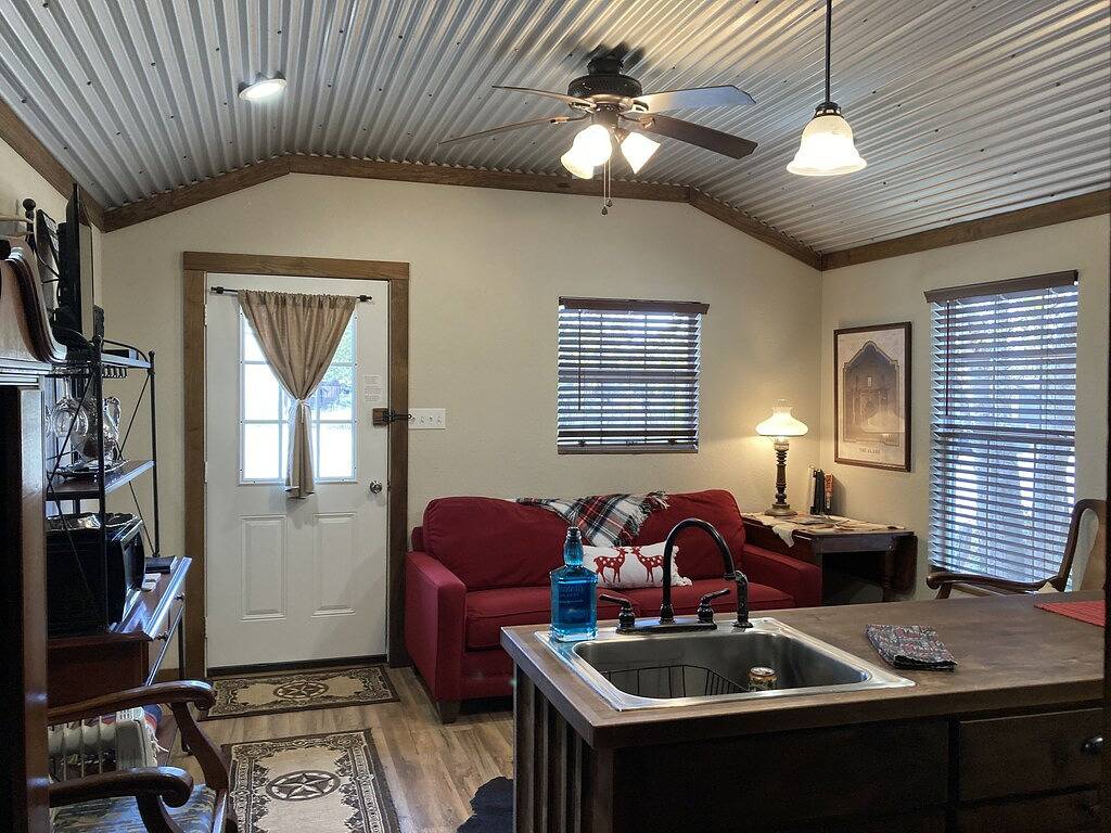 Star Gazing - Bon Fire Cabin in the Peaceful Country at Blue Eagle Retreat in McLennan County