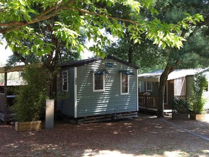 Camping pour 2 personnes, avec terrasse et piscine, animaux acceptés