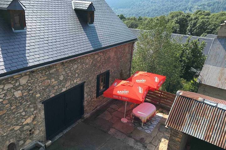 Location de vacances pour 9 personnes, avec terrasse et jardin, animaux acceptés à Garin