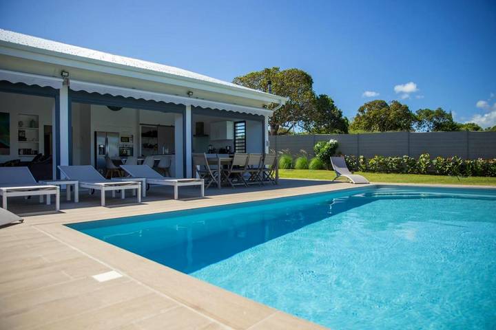 Location de vacances pour 10 personnes, avec vue ainsi que jardin et piscine, animaux acceptés dans Anse Tarare - 2