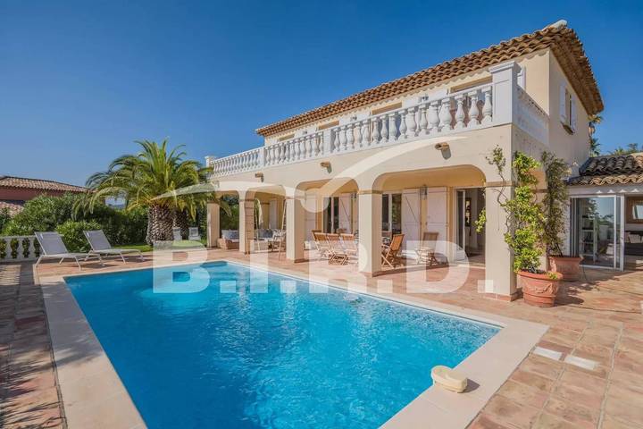 Gîte pour 10 personnes, avec jardin et piscine, animaux acceptés dans Golf Bluegreen Sainte-Maxime