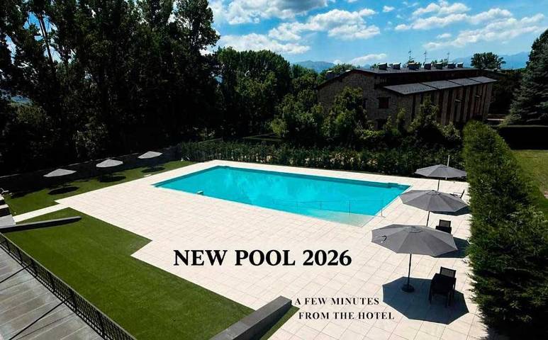 Hôtel pour 4 personnes, avec terrasse ainsi que piscine et vue