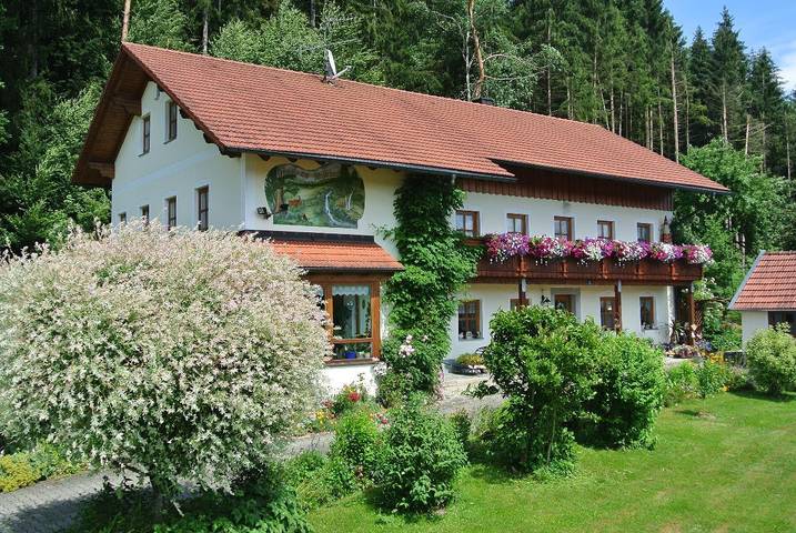 Ferienwohnung für 3 Personen, mit Balkon/Terrasse und Garten in Grafenau