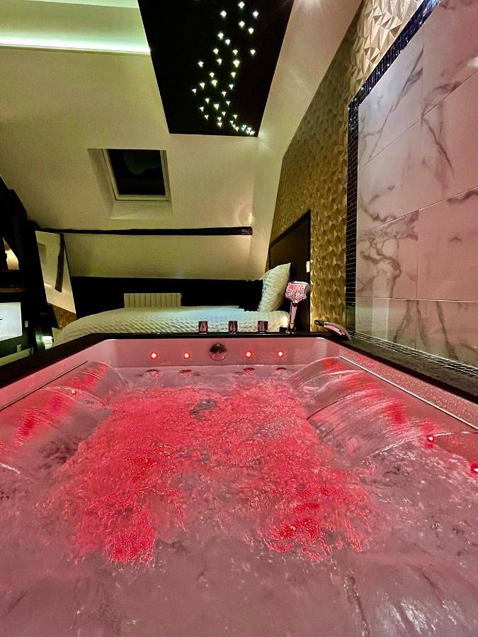L'Intemporel Éclipse Suite Spa Privatif in Champagne-sur-Oise, Val-d'Oise