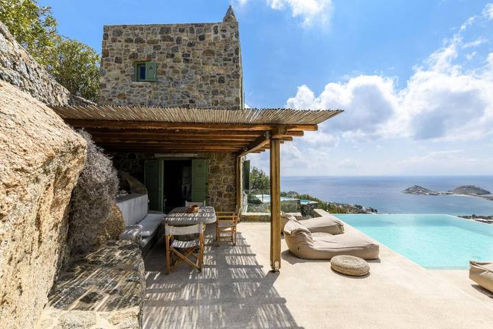 Location de vacances pour 7 personnes, avec Balcon et Terrasse ainsi que Jardin et Piscine dans Kalafatis