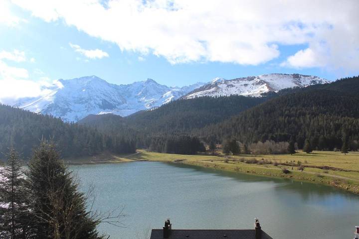Gîte pour 4 personnes, avec Terrasse et Vue sur le lac dans Payolle
