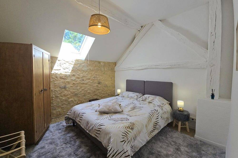 Charmant Gîte avec Piscine et Parking Privé en Périgord Noir in Berbiguières, Périgord Noir