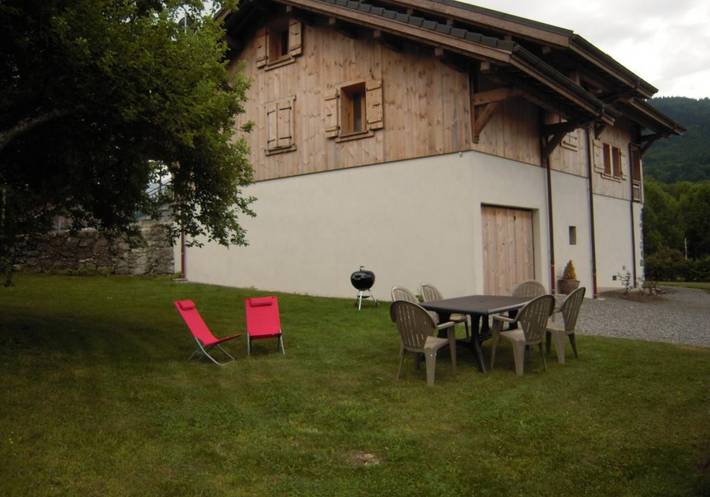 Entire apartment, Apartment 'La Grange - 4 Pers' with Mountain View, Private Garden and Wi-Fi in Taninges, Bonneville region