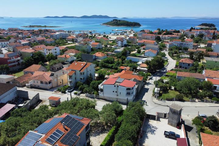 Ganze Wohnung, 1-Zimmer-Ferienwohnung mit Terrasse und Meerblick Pakostane, Biograd A-22462-b in Pakostane, Zadar