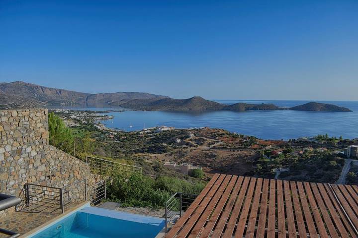 Villa for 6 people, with pool and view as well as garden, with pets in Elounda