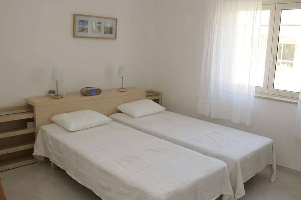 Entire apartment, Blue Bay; a comfortable one-bedroom ground floor apartment with communal pool in Contrada Difesa, Pizzo