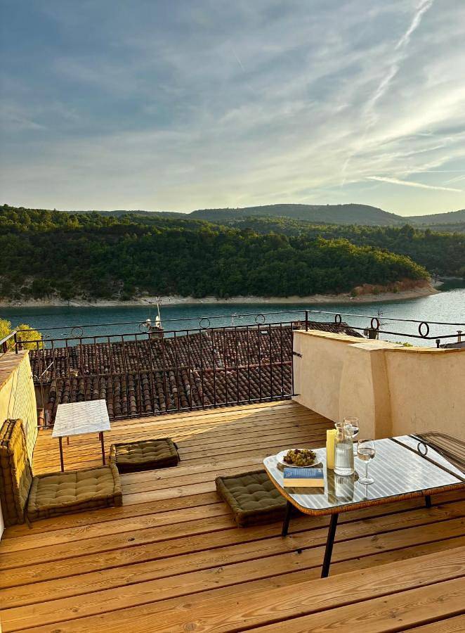 Gîte pour 4 personnes, avec vue ainsi que vue sur le lac et terrasse dans Office De Tourisme De Bauduen