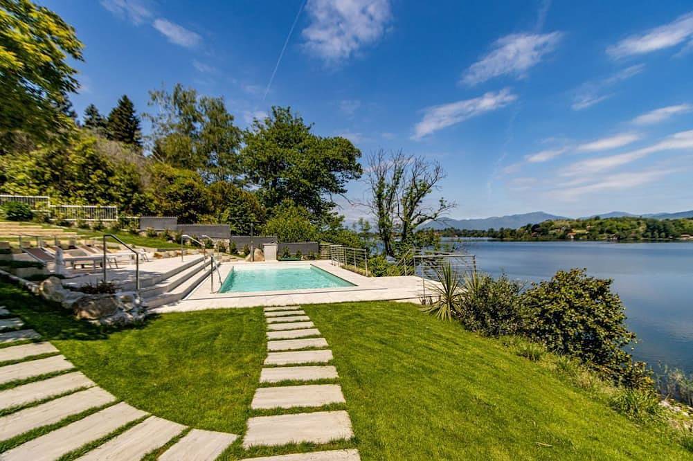 Luxury Villa, swimming pool private beach sleeps 8 in Cadrezzate con Osmate, Varese Provinz