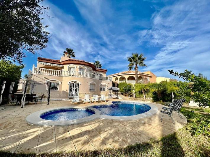 Ferienhaus für 11 Personen, mit Balkon und Terrasse sowie Garten und Pool in Ciudad Quesada
