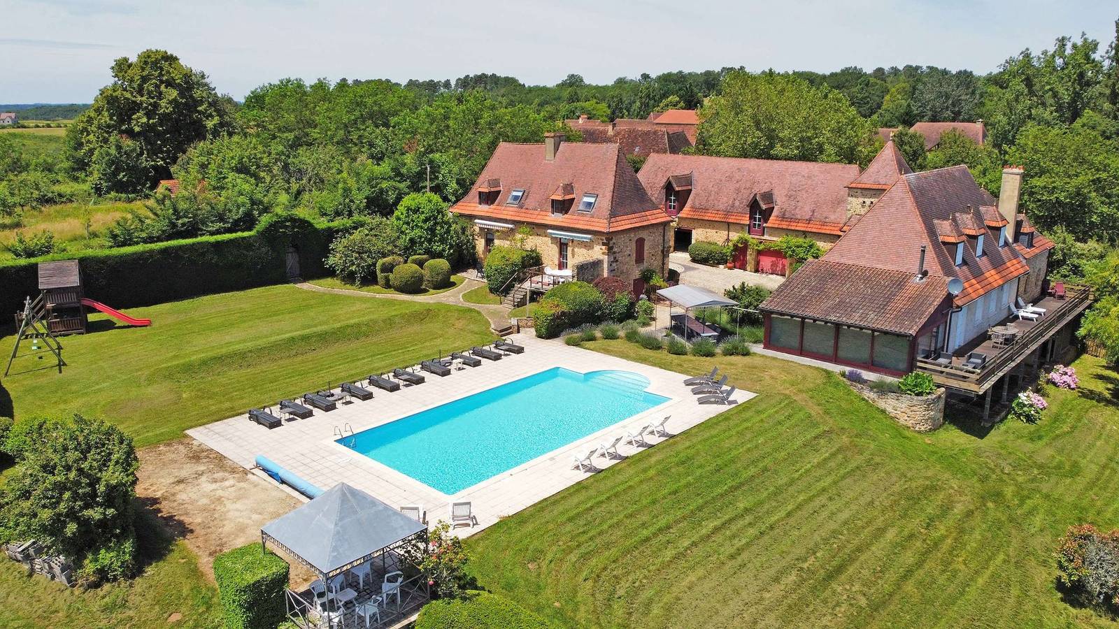 Entire holiday apartment, Domaine de Monribot with private pool - 10 or 18 people in Rouffignac-Saint-Cernin-de-Reilhac, Périgord Noir