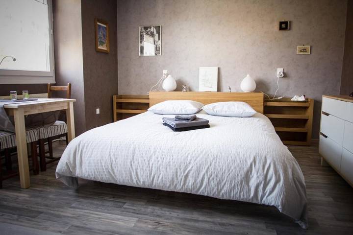 Location de vacances pour 3 personnes, avec jardin à Beaujeu-Saint-Vallier-Pierrejux-et-Quitteur - 3