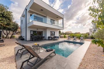 Villa für 8 Personen, mit Ausblick und Garten sowie Pool auf Pag