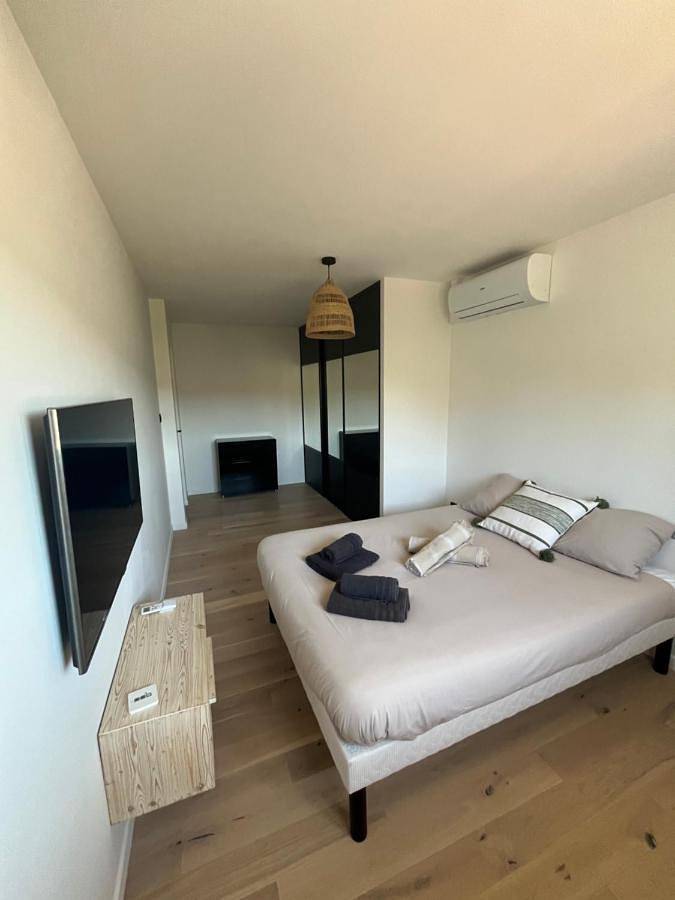 Chambre d’hôte pour 4 personnes, avec Balcon et Terrasse ainsi que Jardin et Piscine
