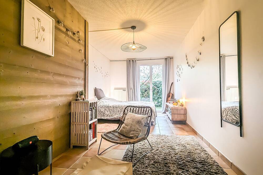 Spacious villa at the foot of the chartreuse 12p. 5 bedrooms, pool. mountain view in Saint-Nazaire-les-Eymes, Isère
