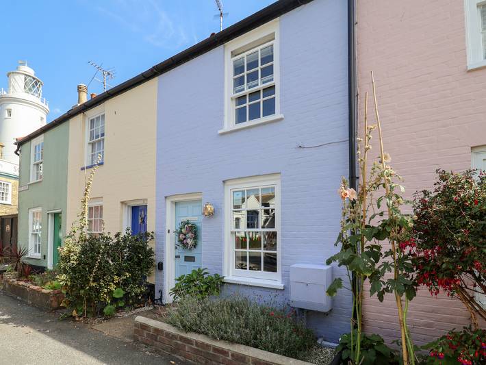 Log cabin for 5 people, with garden, with pets in Southwold