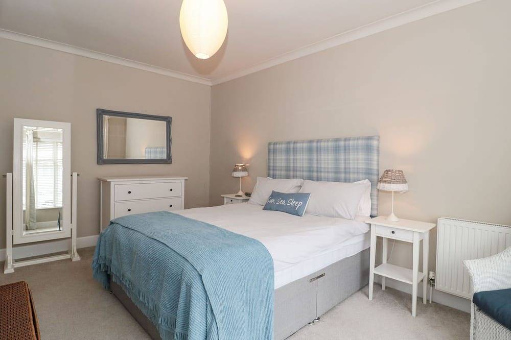 The Anchorage, pet friendly, character holiday cottage in Bournemouth in Bournemouth, South West England