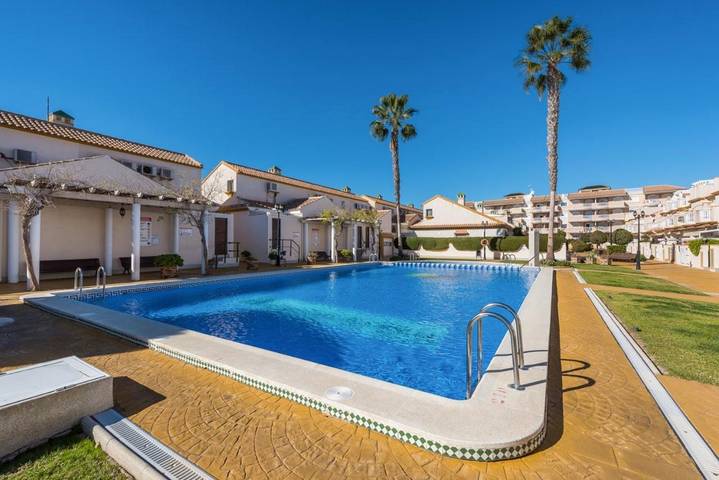Gîte pour 5 personnes, avec jardin ainsi que piscine et vue à Cabo Roig - 2