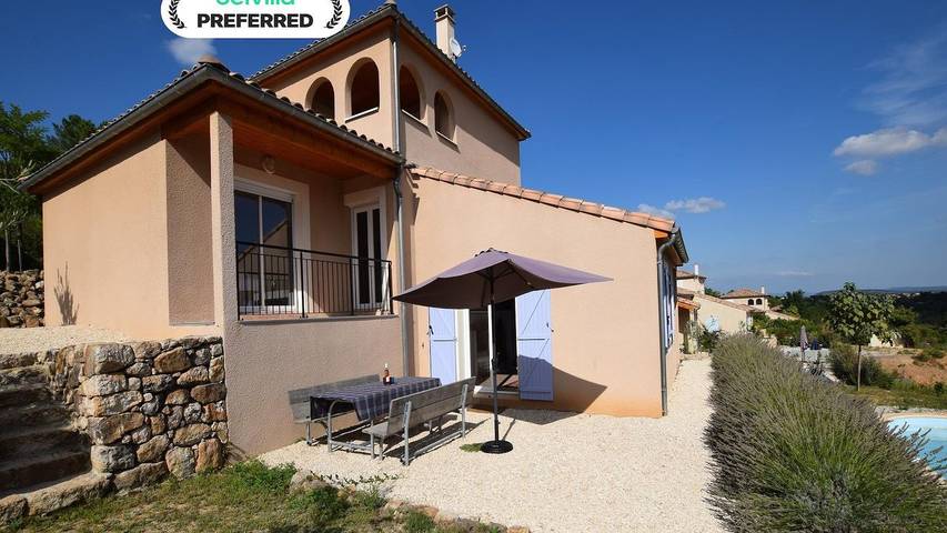 Villa pour 6 personnes, avec terrasse ainsi que piscine et jardin en Ardèche
