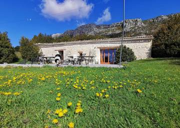 Gîte pour 8 personnes, avec vue sur le lac ainsi que jardin et vue à Bargème