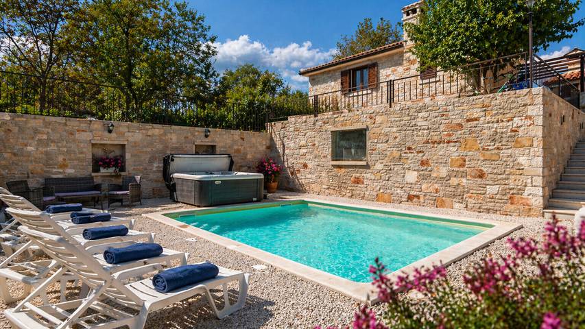 Ferienhaus für 4 Personen, mit Garten und Terrasse sowie Whirlpool