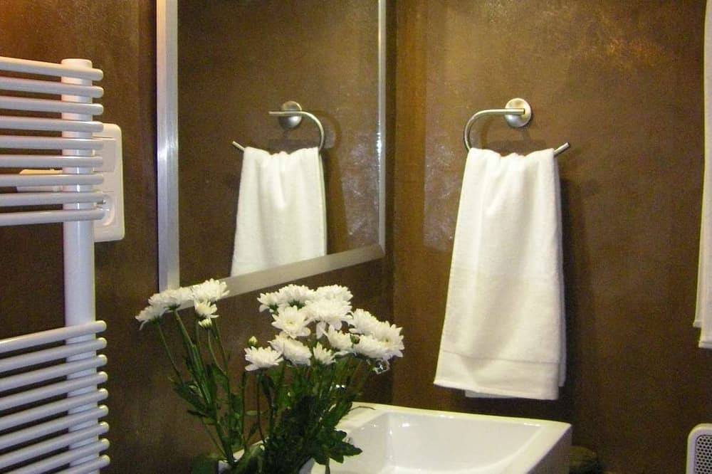 Drei Ebenen -2 Schlafzimmer-2 Badezimmer-im Freien Terrasse-komplett renoviert in Saignon, Regionaler Naturpark Luberon