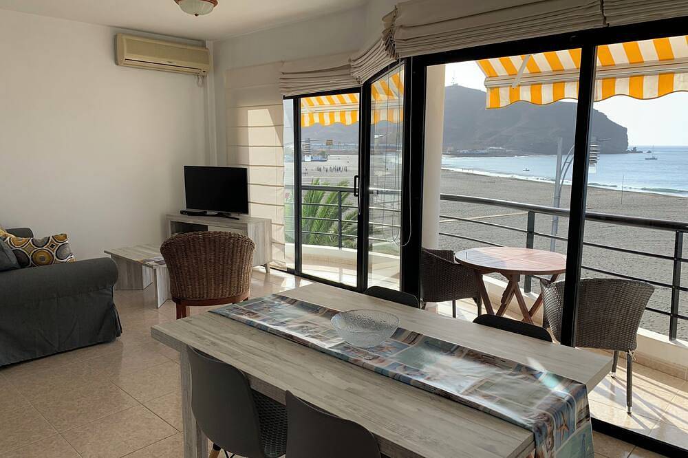 Entire apartment, Sea Breeze Apartment beachfront with spectacular views in Playa de Gran Tarajal, Gran Tarajal