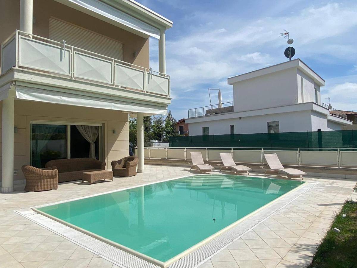 Three-Bedroom Villa in Padenghe sul Garda, Prealpi Gardesane
