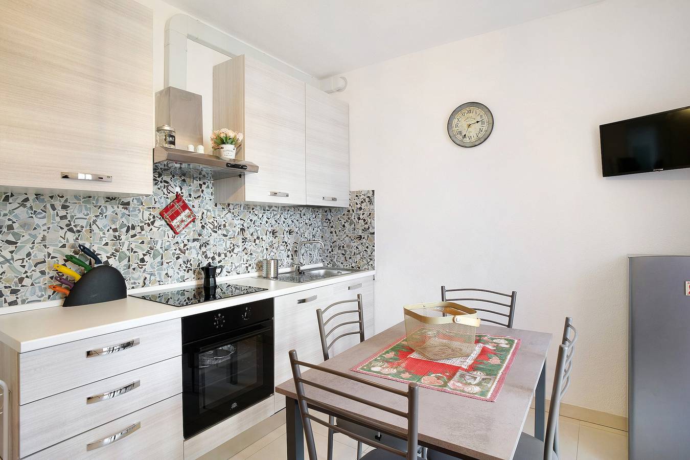 Apartamento entero, Apartamento vacacional "La Taggiasca" con vistas al mar, jardín privado y Wi-Fi in Moglio, Alassio