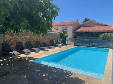 Gîte pour 16 personnes, avec terrasse et piscine à Saint-Mathurin