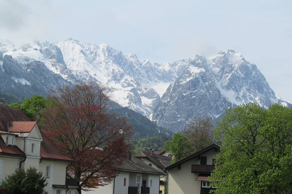 Entire apartment, New furnished apartment with stunning mountain views in Garmisch-Partenkirchen, Bavarian Alps