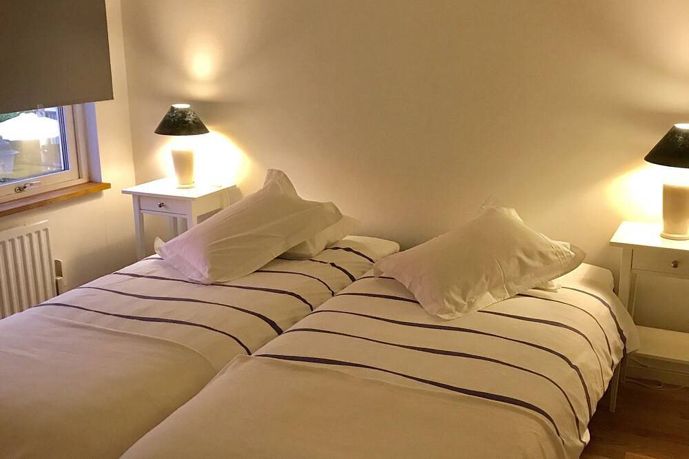 Ganze Wohnung, Neben den Freibädern von Malen und dem Meer wohnen Sie in einem eigenen Stadthaus in Båstad in Bastad, Bjärehalvön