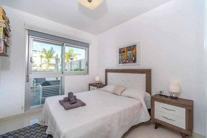 Bungalow para 6 personas, con jacuzzi además de piscina y balcón en Torrevieja