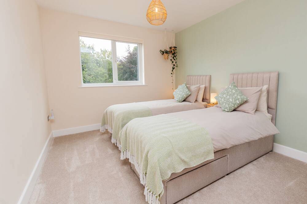 Entire apartment, Luxury Apartment with Private Pool and Hot Tub in Tiverton, Devon