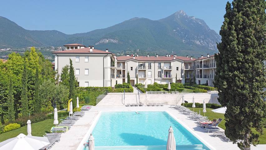 Location de vacances pour 4 personnes, avec vue sur le lac et balcon ainsi que piscine et jardin à Toscolano-Maderno