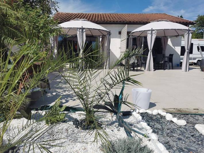 Gîte pour 4 personnes, avec Terrasse et Jardin ainsi que Piscine et Vue à Seyresse