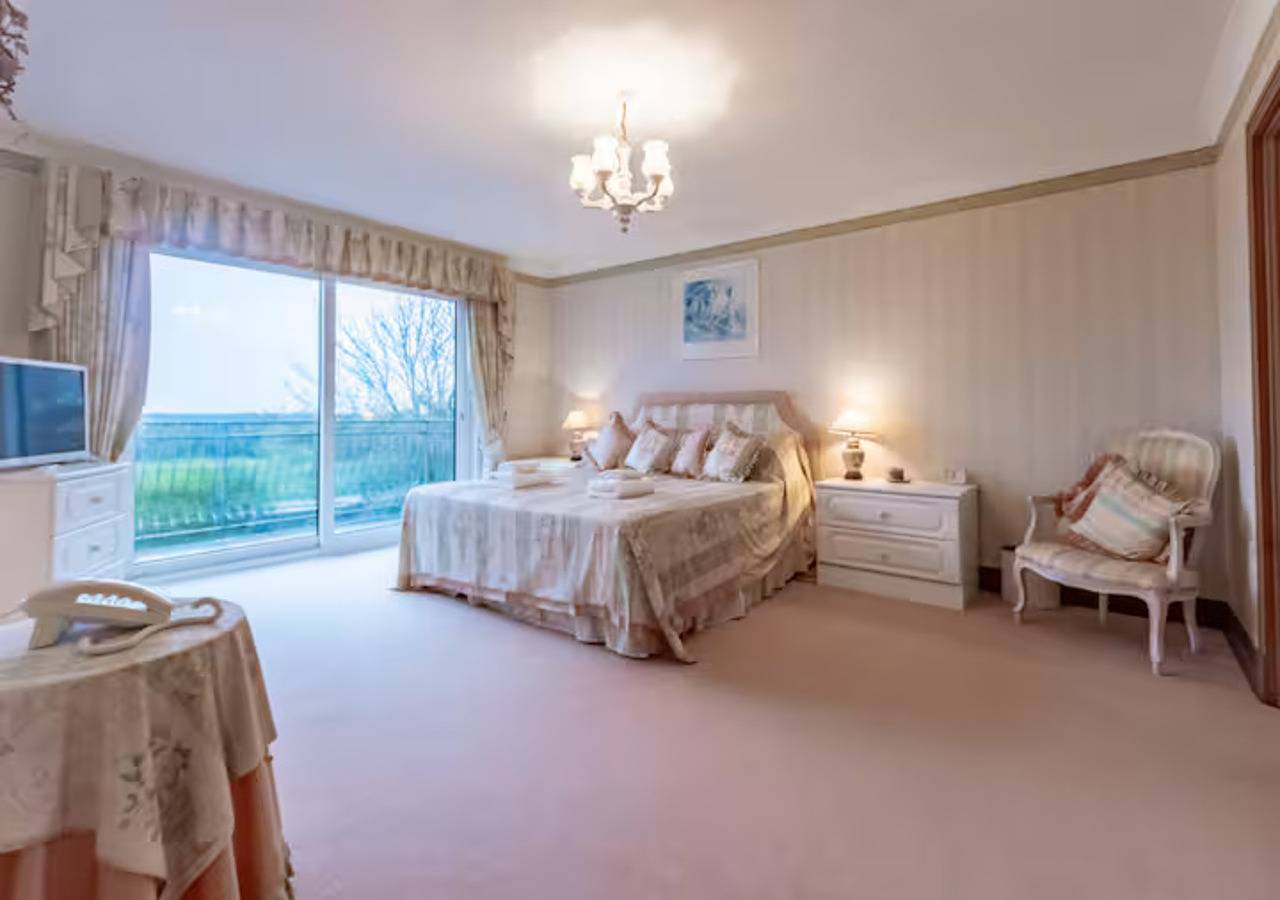 Tudor Style Seafront Home | Sea Views | Shoebury - Pass the Keys in Southend-on-Sea, Este de Inglaterra