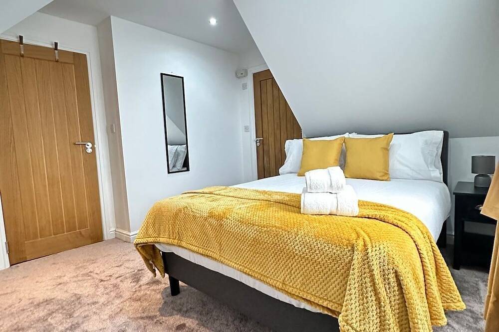 Modern 7 Bedroom 7 Bed Home in Woking, Surrey