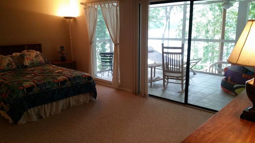 Vacation house for 7 people, with yard and hot tub in Lake Lanier