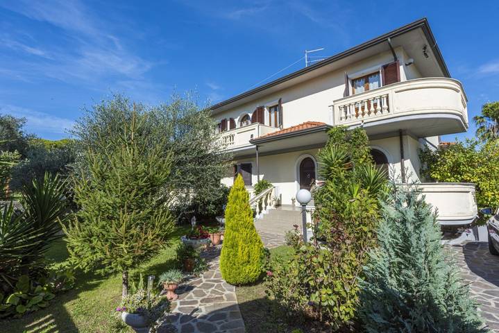 Ferienwohnung für 9 Personen, mit Garten in Marina di Massa