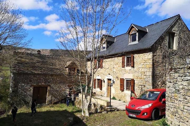 Location de vacances pour 7 personnes, avec Terrasse ainsi que Jardin et Vue à Saint-Saturnin (Lozère)