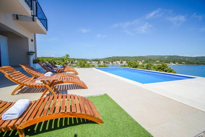 Villa pour 6 personnes, avec jardin et balcon à Sali