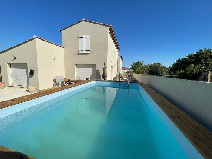 Location de vacances pour 8 personnes, avec piscine à Saint-Étienne-du-Grès