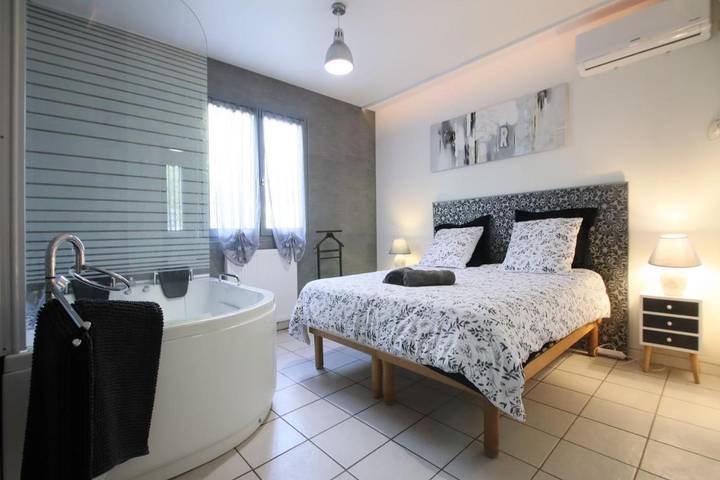 Villa pour 8 personnes, avec vue et bassin pour enfant ainsi que jardin et piscine à Carcassonne - 4